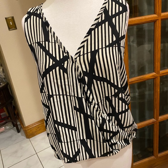 Black and white Agaci blouse with a beautiful ba k and beautiful front as well - Picture 3 of 6